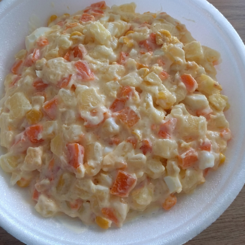 Maionese caseira feita com batatas macias, cenoura cozida, milho e maionese bem temperada. Uma opção leve, refrescante e cheia de sabor, perfeita como acompanhamento ou prato principal. Simples, gostosa e com aquele gostinho de comida feita em casa!