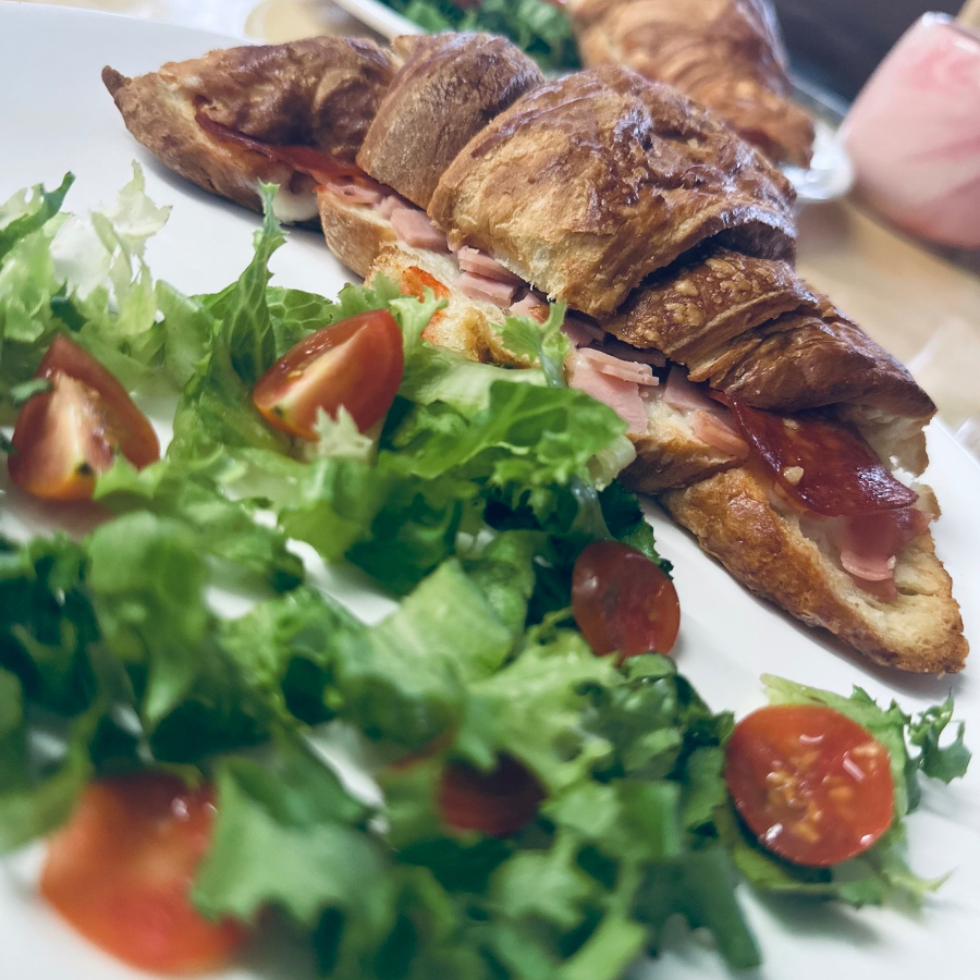 Croissant de jamón, queso, mozzarella y ensalada