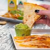 6 pedaços de tortilha de trigo tostada, recheada com pernil desfiado, queijo e barbecue.