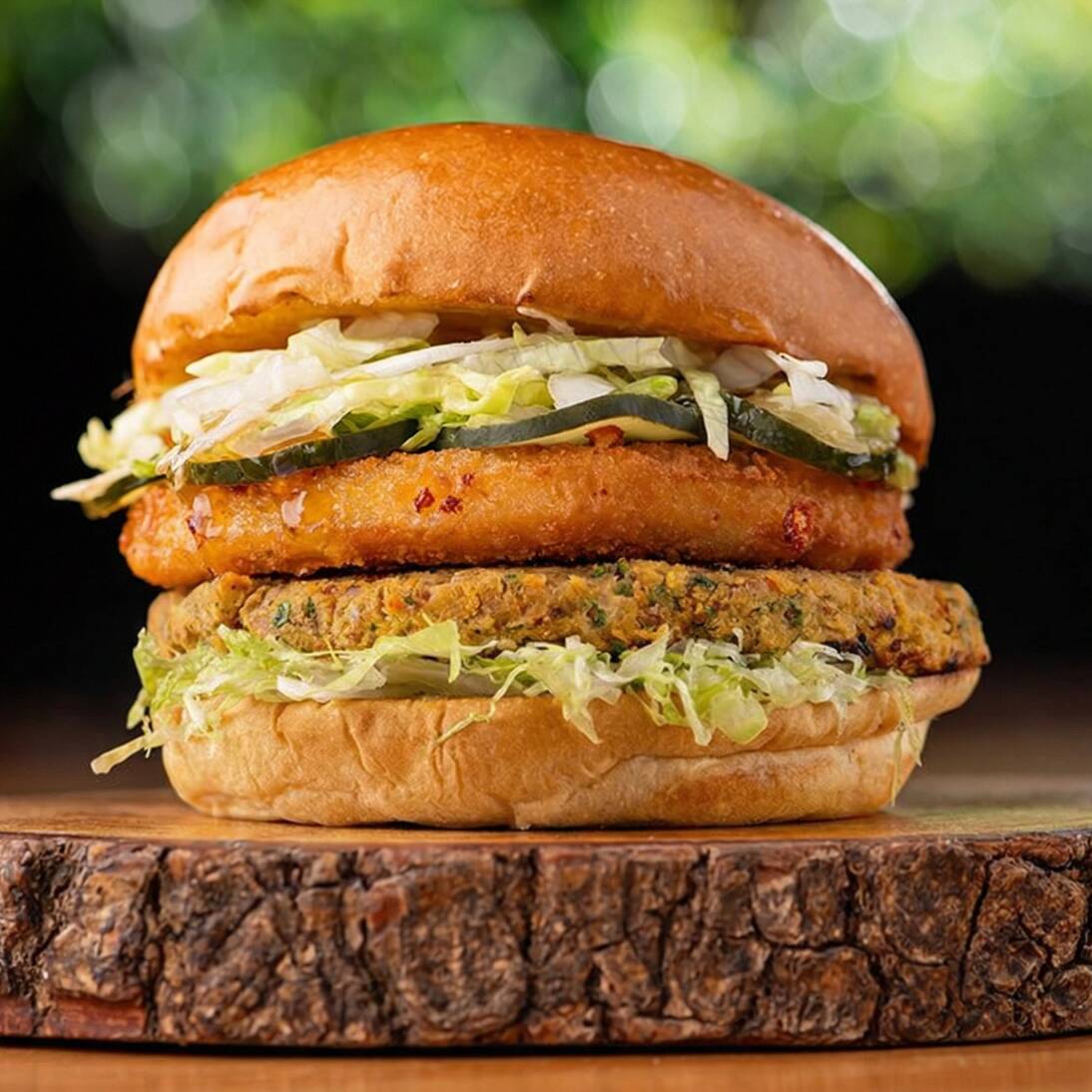 Hambúrguer vegetariano do Don, disco de queijo empanado, picles, alface americana e molho sweet chilli.