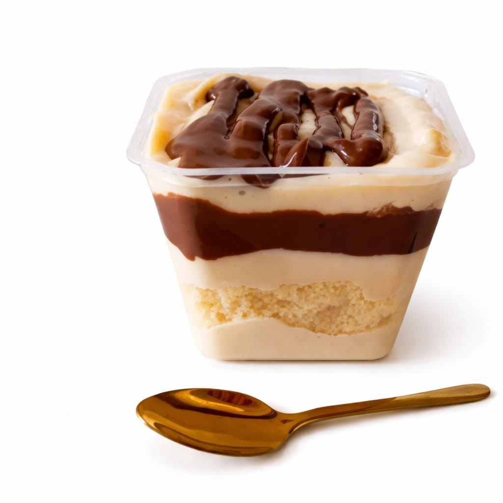 Deliciosa massa amanteigada de baunilha, uma massa bem molhadinha e saborosa, com recheio de creme de ninho e Nutella.