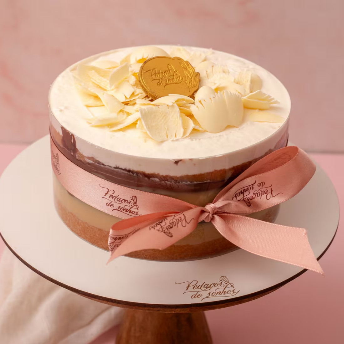 Massa de pão de ló, mousse Ninho e fios de Nutella. Aprox. 1kg