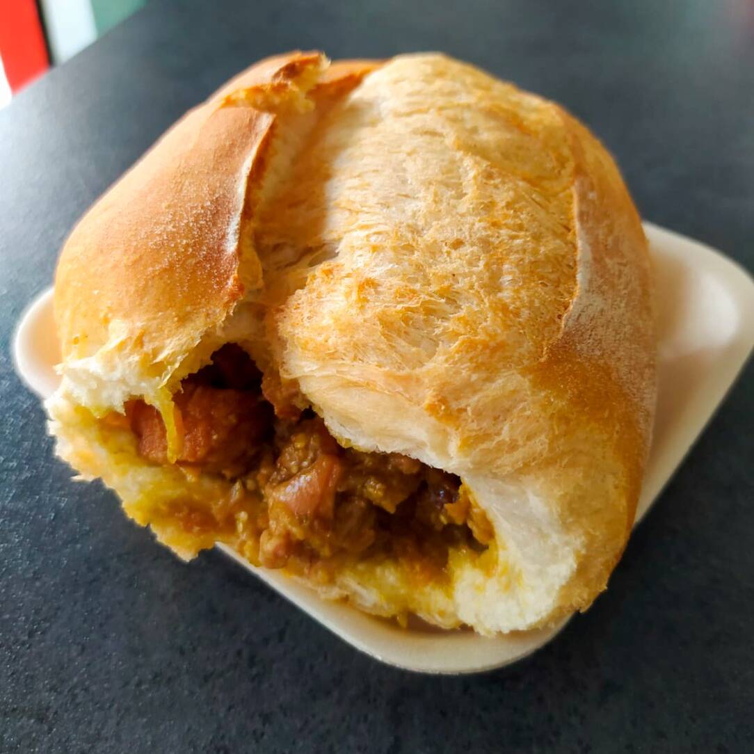 Bolillo con Guisado