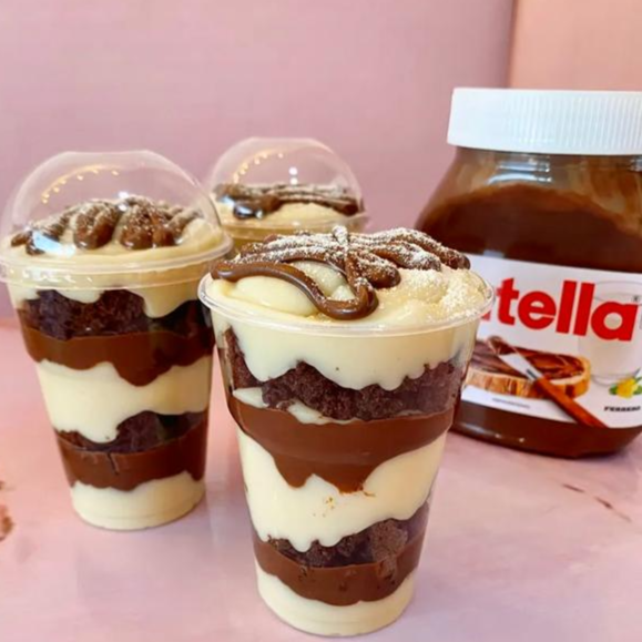 Recheio cremoso branco, brownie e nutella pura .