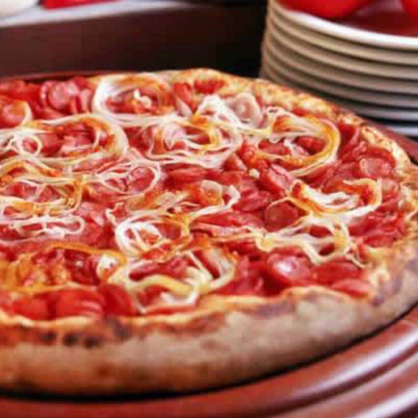 pizza grande de 35cm 8 fatias com bastante queijo mussarela e calabresa com cebola e oregano