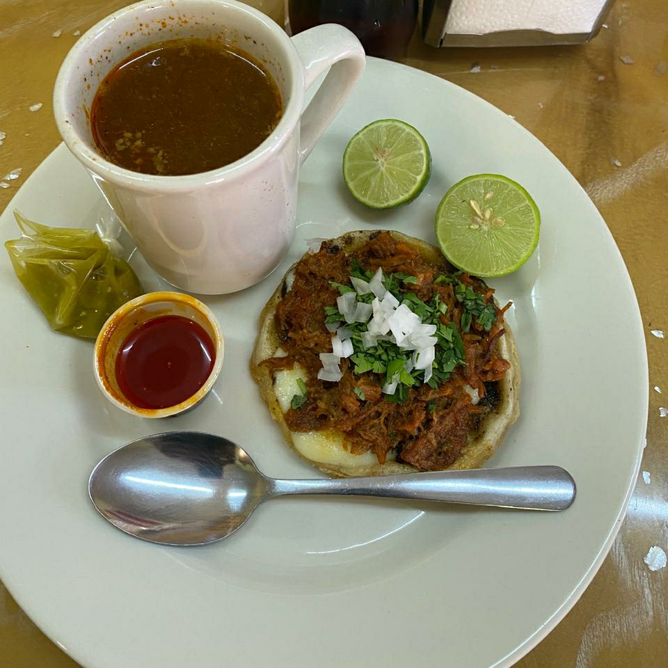 Gordita con Acientos Queso y birria