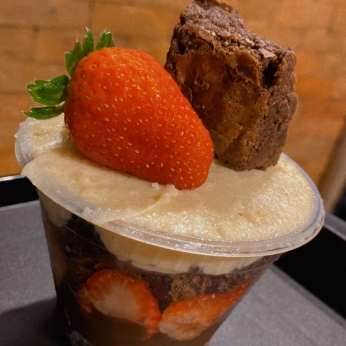 BRIGADEIRO, BROWNIE, FRUTA (MORANGO, O BANANA OU UVA VERDE), BRIGADEIRO DE NINHO