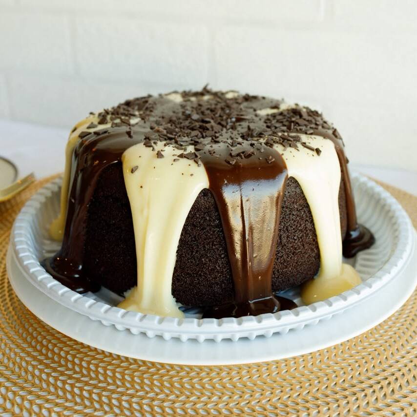 Bolo de chocolate feito com cacau 100 % , cobertura mesclada de ninho e de brigadeiro