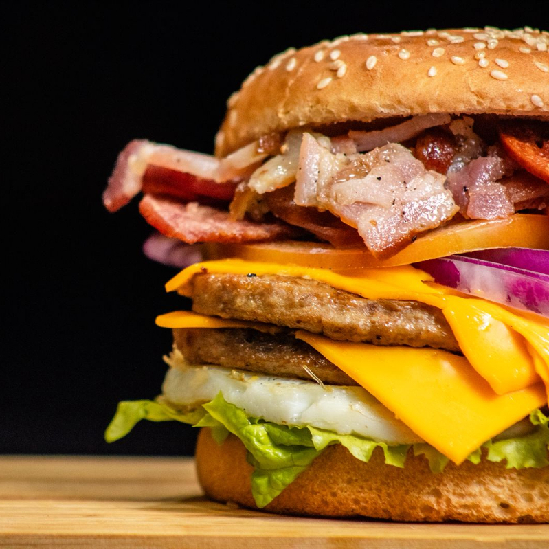 Pão, 2 Carnes Padrão, Queijo Cheddar , Salada , Tomate , Cebola, Calabresa,Bacon, Ovo e Molho da casa.