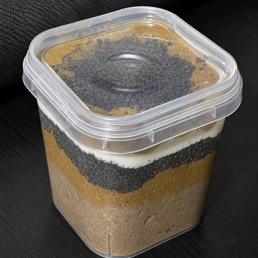 Bolo de chocolate, creme de chocolate e oreo em camadas.
(220ml)