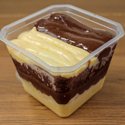 Bolo de chocolate, brigadeiro de ninho e brigadeiro de chocolate. 250g
