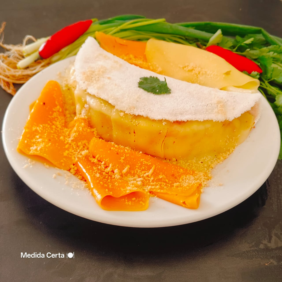 🌿🍃✨Tapioca dos Três Queijos — O Triunfo da Harmonia Na base da goma do Norte, original, branca como mármore, três forças se unem: mussarela, prato e parmesão. Cada um com sua marca, mas juntos em melodia poderosa. Uma tapioca que é coro de vozes firmes, um triunfo de sabor que ecoa.🌿🍃✨