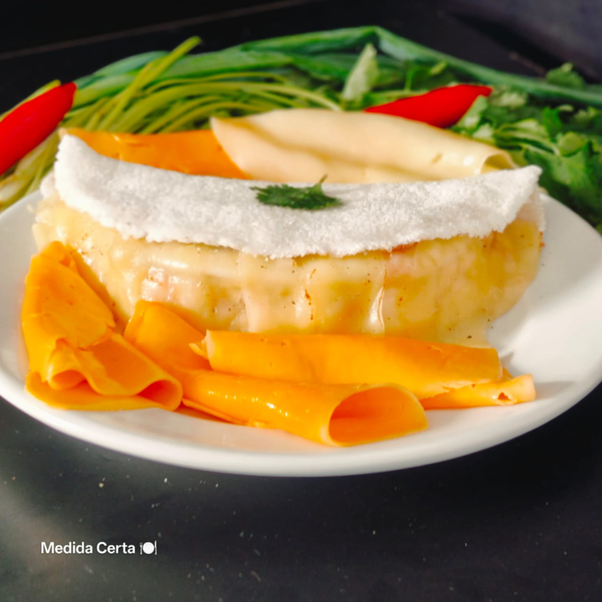 🌿🍃✨Tapioca Dois Queijos — A Dúvida do Guerreiro Na goma do Norte, branquinha e ligadinha, dois queijos se encontram como rivais que decidem lutar juntos. Um derrete suave, o outro se impõe com vigor. Uma união que não falha, simples e certeira, para alimentar batalhas de todos os dias.🌿🍃✨