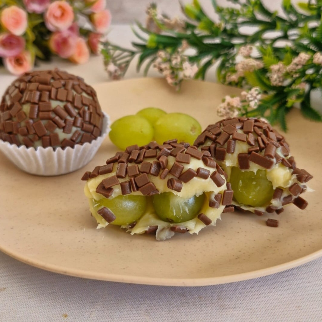 Uvas verdes sem semente, brigadeiro de Leite Ninho e granulado de chocolate nobre ao leite. Aprox.: 70gr