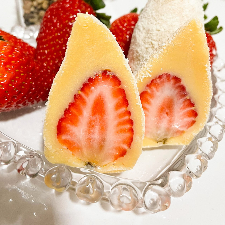 Nossa coxinha de Morango de Ninho, possui um delicioso brigadeiro de ninho, com morangos frescos, passado no leite em pó! Tudo de bom!!! Aprox 100g