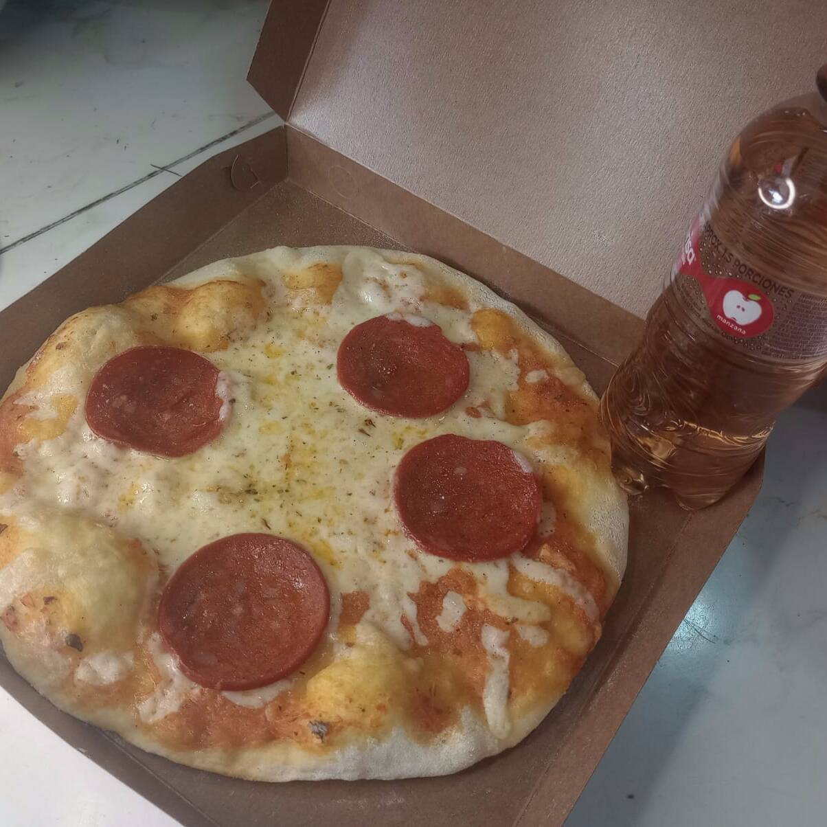 Pizzeta 22 Cm mas Agua de Manzana