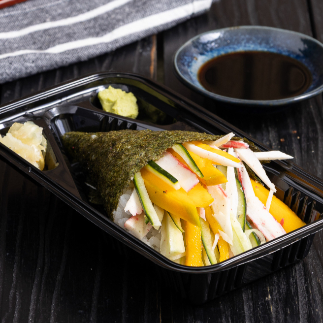 Temaki California, completo com Cream Cheese e Cebolinha. Recheio Manga, Kani e pepino. -150 Gramas-