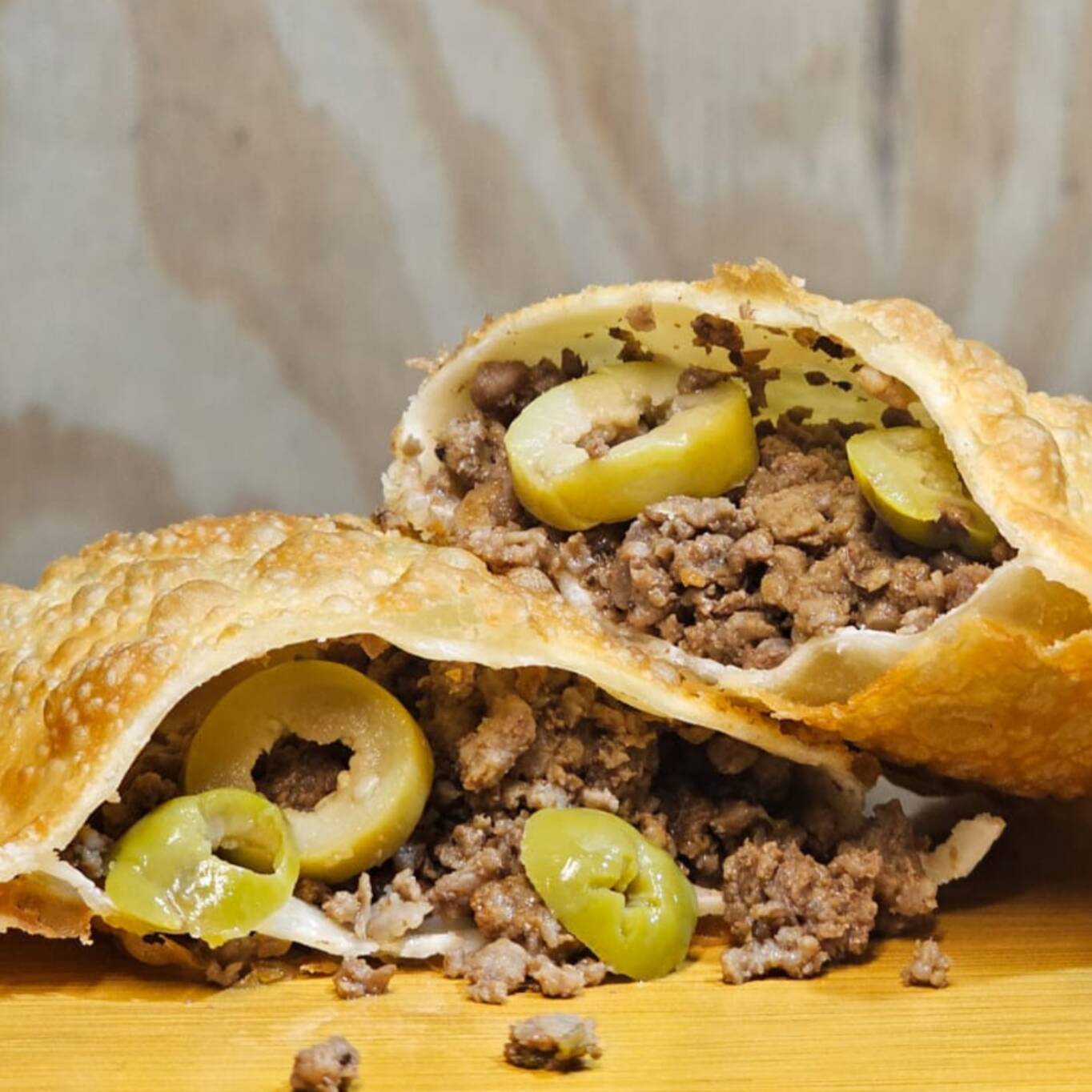 Delicioso pastel recheado com carne moída temperada e azeitonas verdes, crocante por fora e suculento por dentro.