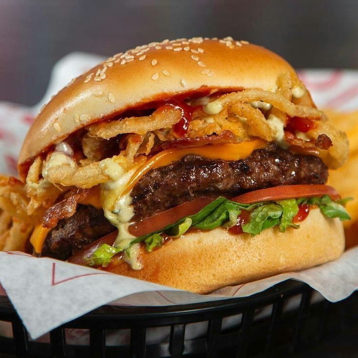 Pão - 2 carnes - Bacon - Ovo - Tomate - Alface - ketchup - Maionese Temperada - Batata Palha