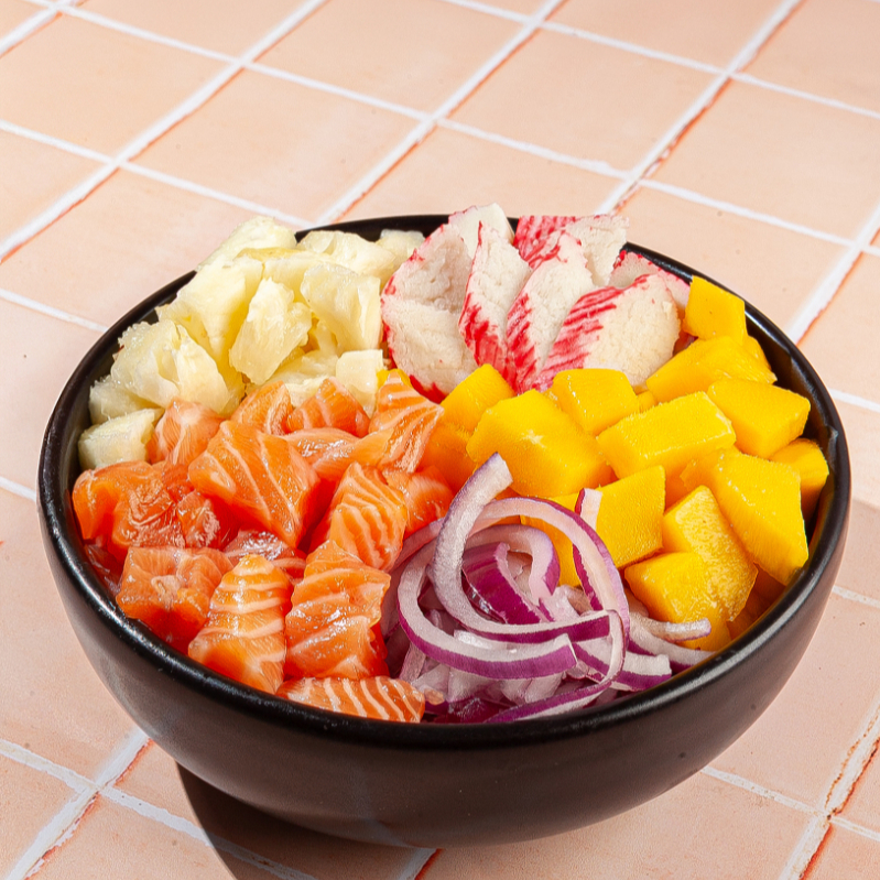 Base de arroz, salmão em cubos (100gr), cebola roxa, kani, manga, abacaxi e tomate cereja.