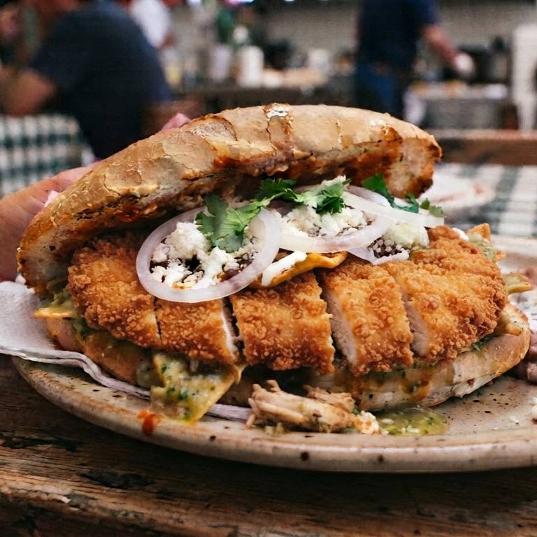 Torta de Chilaquiles con Pechuga Empanizada