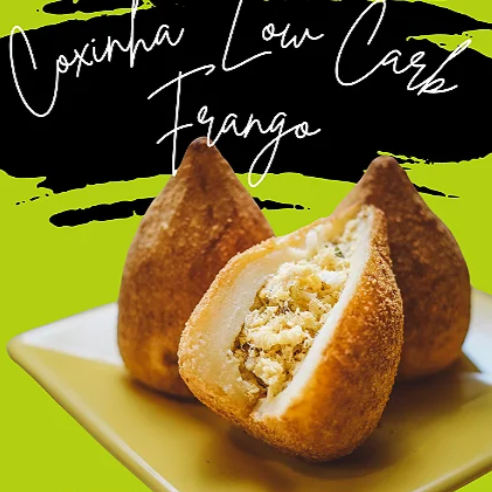 Kit com 3 unidades • Descrição: Experimente nossa coxinha fit, feita com peito de frango desfiado e batata-doce, rica em proteínas e sabor! Recheada com salsa e tomates, é cremosa com requeijão zero lactose e empanada em farinha de rosca sem glúten, garantindo uma crocância irresistível. • Ingredientes: peito de frango, batata-doce, salsa, amido de milho, farinha de rosca sem glúten, tomates, requeijão de castanha de caju, azeite e sal. • Sem Glúten, Zero Lactose, Sem Conservantes E Ultracongelado.