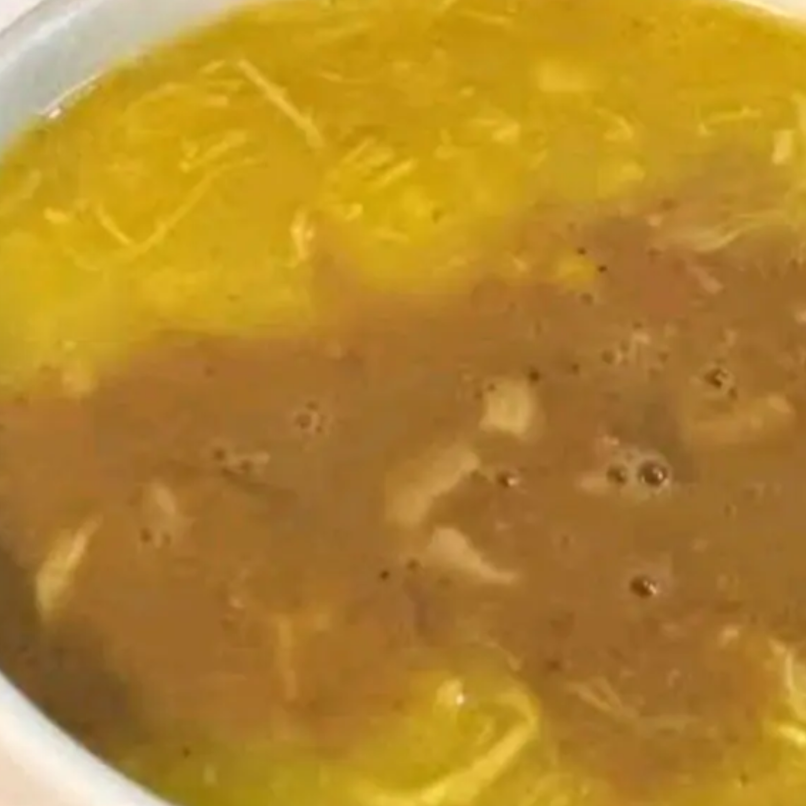 Caldo cremoso e bem temperado, preparado com feijão e bastante frango desfiado. Uma combinação saborosa, encorpada e perfeita para quem gosta de um caldo caprichado!