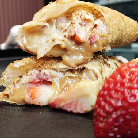 Pão folha com saboroso recheio de morangos picados e doce de leite