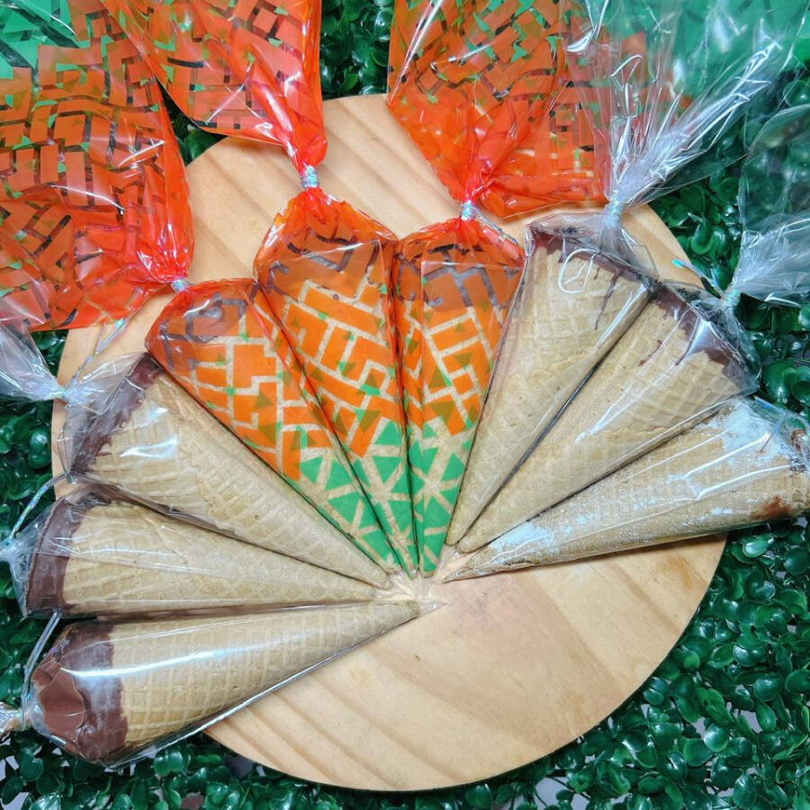 A união perfeita entre crocância e cremosidade! Nossa casquinha de sorvete é selecionada e banhada internamente com uma generosa camada de chocolate para garantir que continue crocante até a última mordida. Recheado com um brigadeiro gourmet aveludado (receita exclusiva da casa) e finalizado com uma cobertura de dar água na boca.