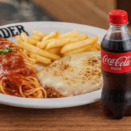 Filé de frango empanado, coberto com molho de tomate caseiro e queijo mussarela gratinado, macarrão ao molho pomodoro, acompanhado de purê de batatas cremoso ou batata frita. + 01 Coca-Cola 220ml.