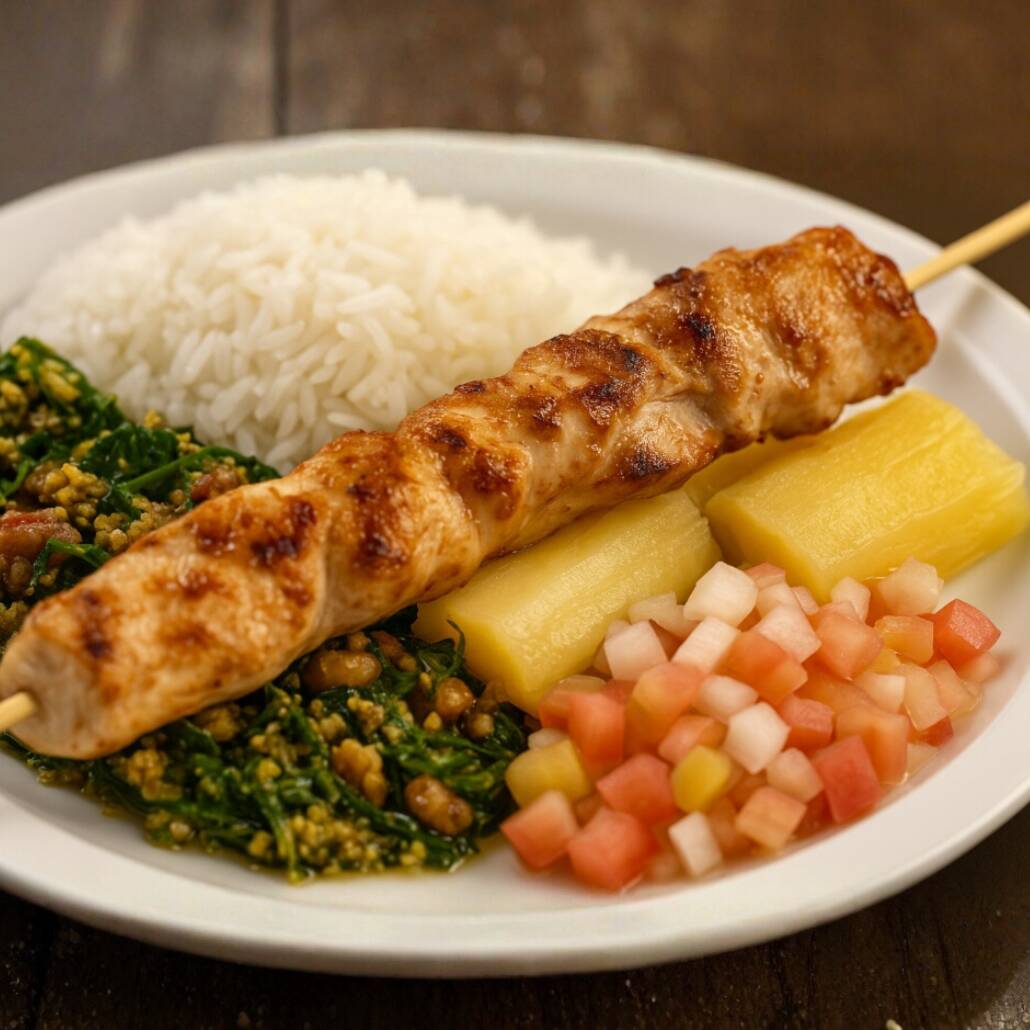 Marmita com Espetinho de frango grelhado + bacon com arroz soltinho, feijão tropeiro com banana frita, mandioca cozida e vinagrete fresco. Leve, completa e perfeita pro dia a dia. Serve 1 pessoa – Aproximadamente 650g.