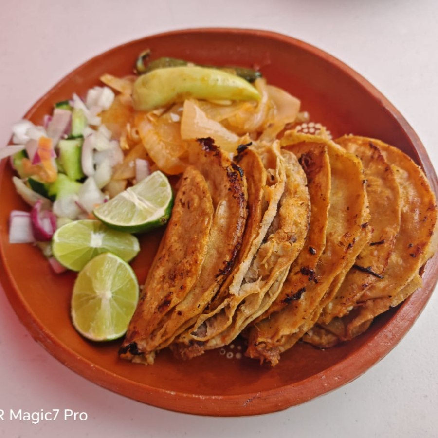 4 TACOS + 1 HORCHATA