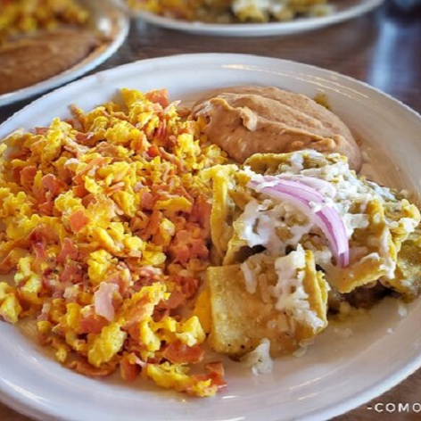 Huevos revueltos al gusto con chilaquiles y frijol