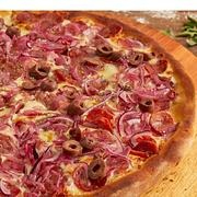 Molho de tomates frescos, linguiça calabresa especial fatiada, cebola roxa, coberta com mozzarella e azeitonas pretas fatiada.