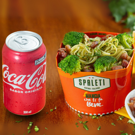 Spaguetti com brócolis fresco, bacon crocante e um toque de cheiro verde + Coca-Cola lata refrescante com desconto especial!