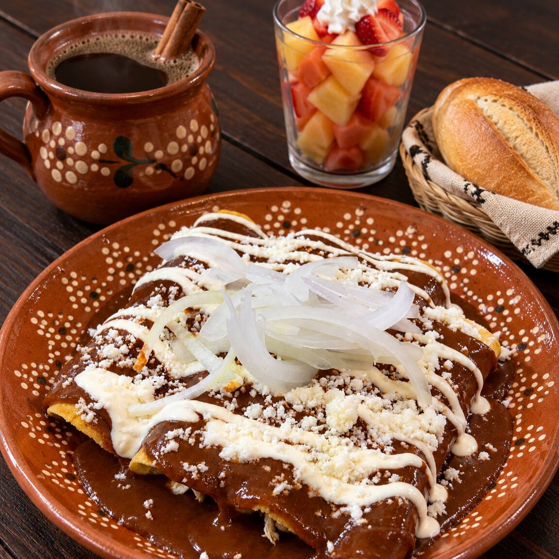 Enmoladas + Fruta + Café de Olla