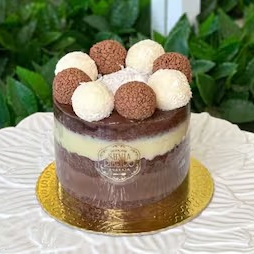 Torta com bolo de chocolate Belga caseiro intercalado com nosso Prestígio caseiro e brigadeiro Belga. obs. 1: não alteramos nenhum produto ou retiramos/adicionamos ingrediente. obs. 2: produto de consumo imediato. obs. 3: alguns produtos podem vir com vencimento do mesmo Dia.