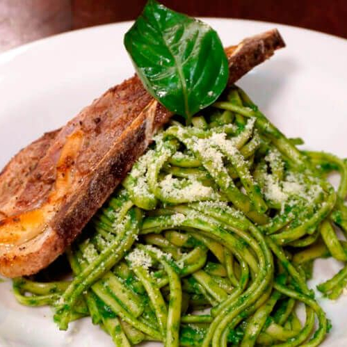 Tallarines al Pesto con Lomito a la Parrilla