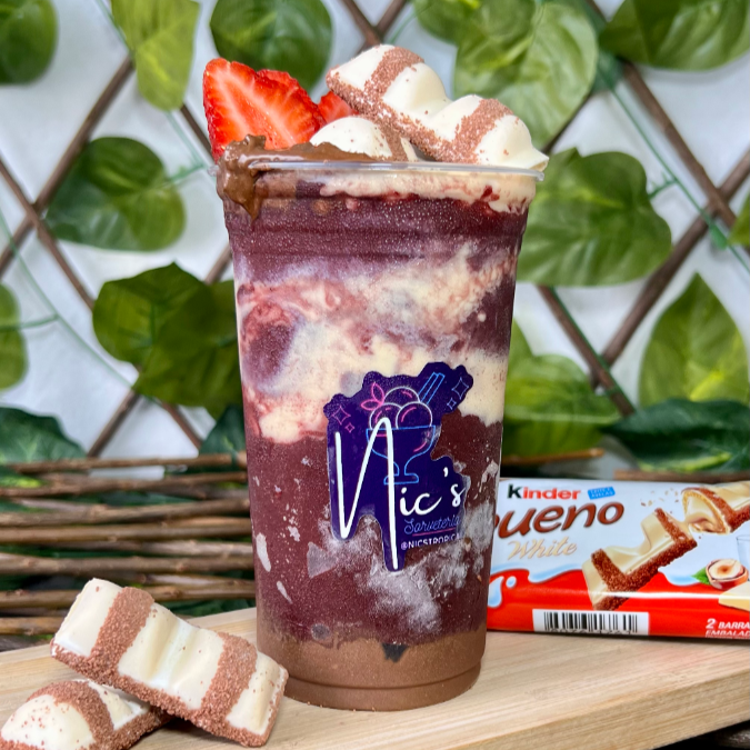 Mega cremoso! Com um sabor surreal! 500ml de crocância que vai te surpreender do inicio ao fim! Com camadas de creme de valsa(crocante) e gianduiella (avelã branco), intercaladas com o açaí mais geladinho da vida, morangos e bombom Kinder Bueno. VALE MUITO A PENA EXPERIMENTAR!/