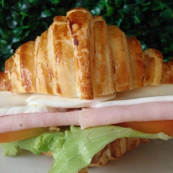 Croissant Artesanal com recheio de queijo mussarela e presunto e alface e tomate