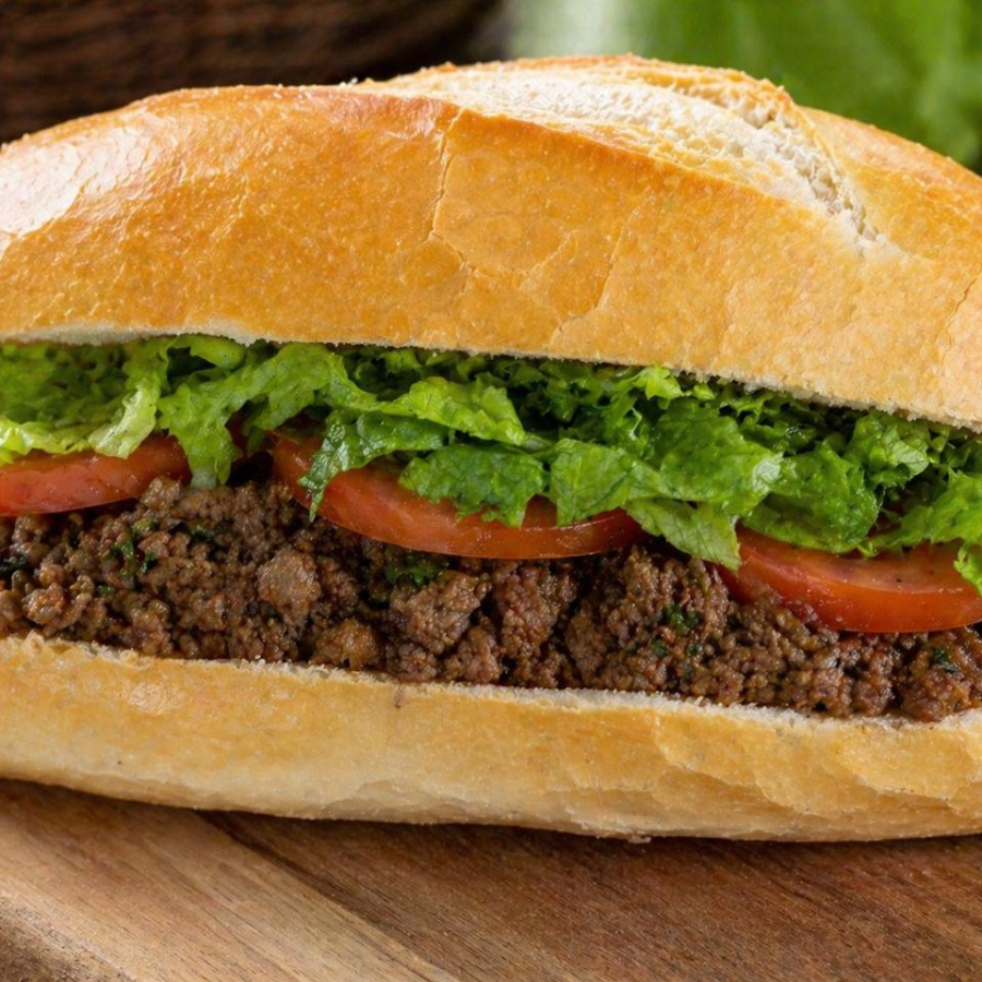 Pão francês Carne moída molho verde Mussarela Alface e tomate