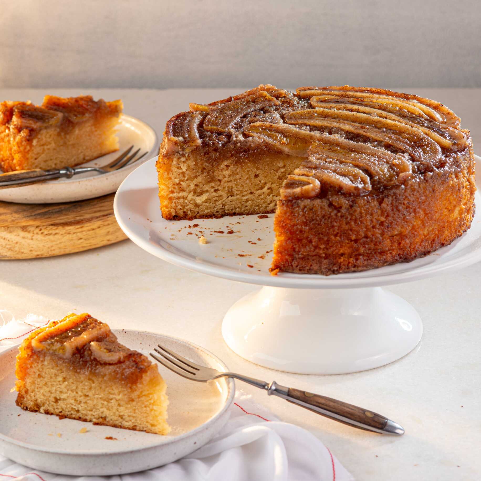 Delicioso Bolo Invertido de banana caseira, com suco na massa, com lascas de banana caramelizadas com açúcar e canela, por cima. Imagem meramente ilustrativa.

Bolo pequeno serve até 8 fatias
Bolo grande serve até 16 fatias