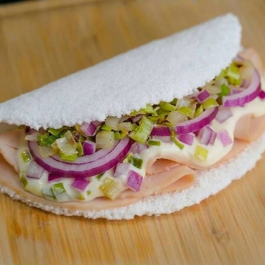Saborosa e nutritiva recheada com peito de peru ralado,alho poro cebola e requeijao cremoso.