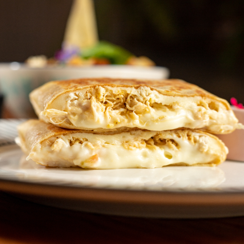 Crepe de massa fina e crocante, recheado com frango desfiado, requeijão cremoso e mussarela derretida, trazendo uma combinação clássica, leve e cheia de sabor, com equilíbrio perfeito entre crocância e cremosidade.