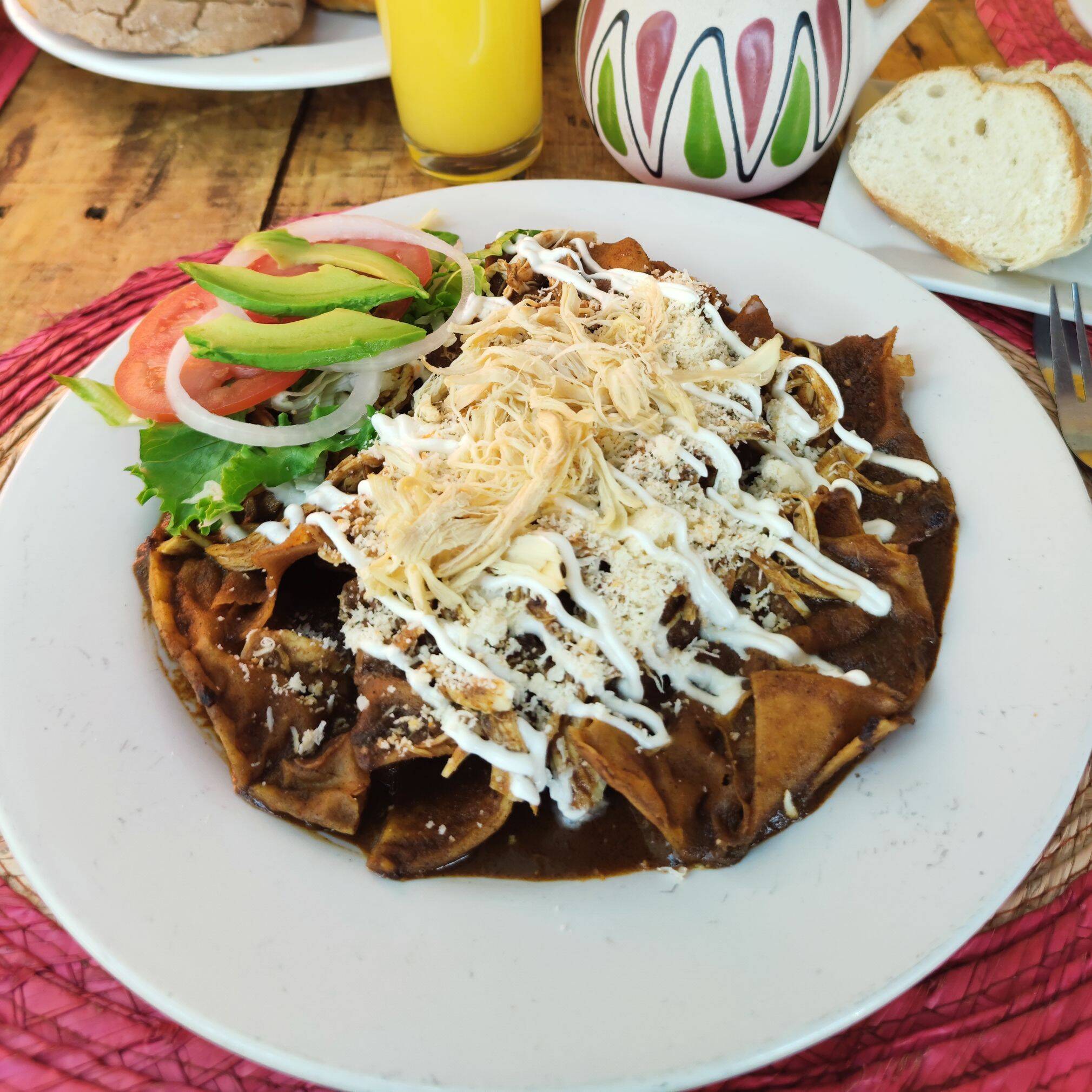 Chilaquiles en mole rojo