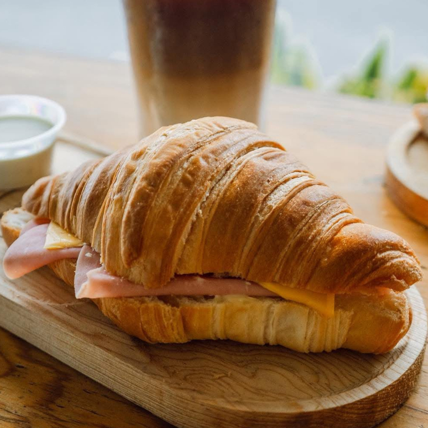 CROISSANT RELLENO DE JAMÓN CON QUESO