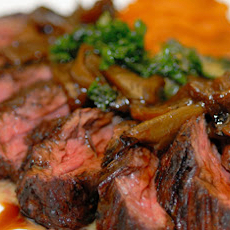 Frango, Carne, Legumes Diversos e Acompanha Batata