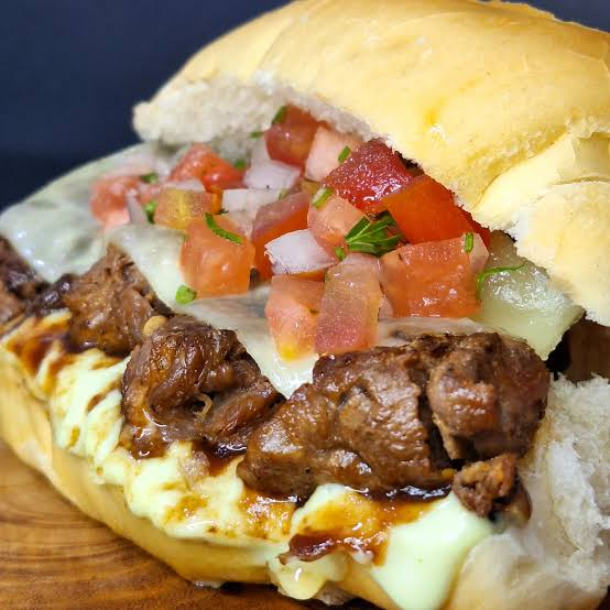 120 g de carne bovina, queijo musarla,vinagrete salada