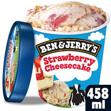 Sorvete sabor cheesecake de morango, com farofa de biscoito e morango em calda