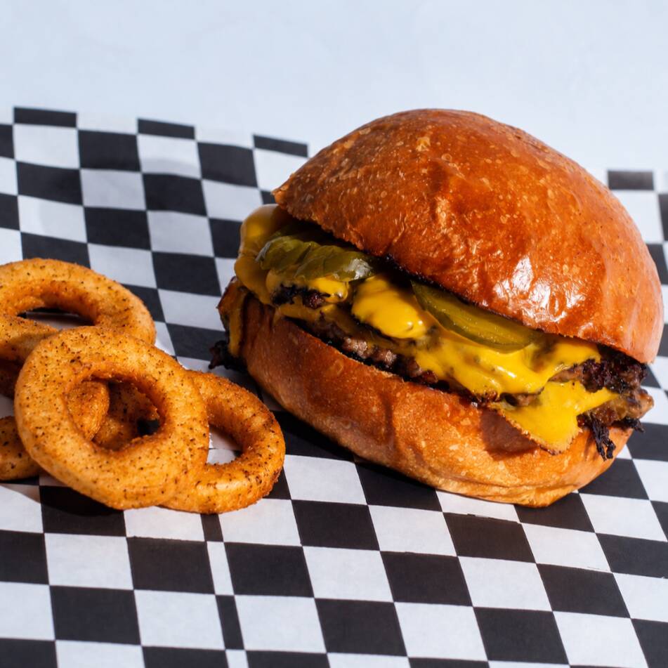 🍔 Cheeseburger + Media Orden de Aritos 🧅✨